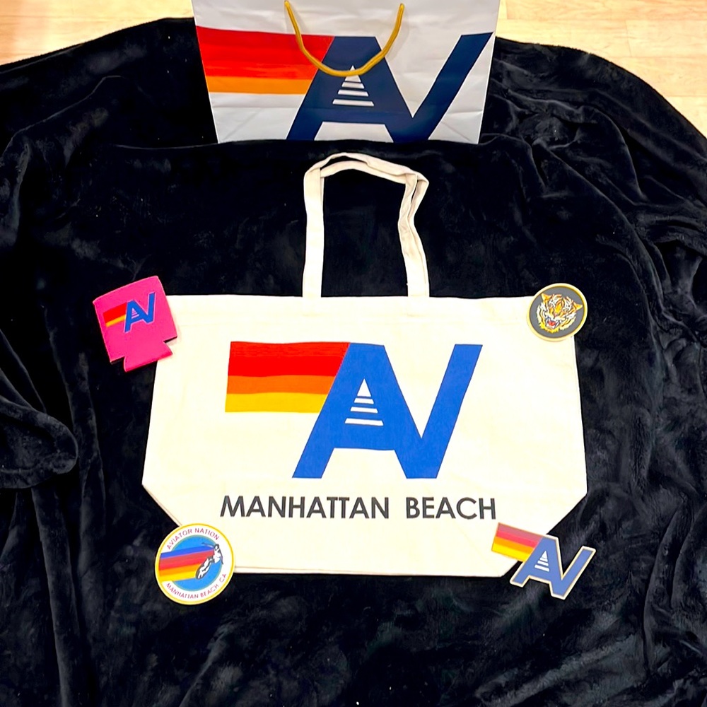 NEW Large Manhattan Beach Tote Bag and Swag